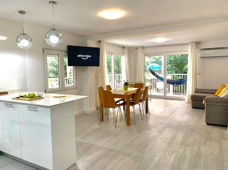 New Stylish Beach Front Apartment 쿠엘라 외부 사진